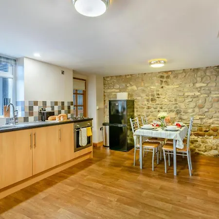 2 Bed In Oc-m30203 Ferienhaus *